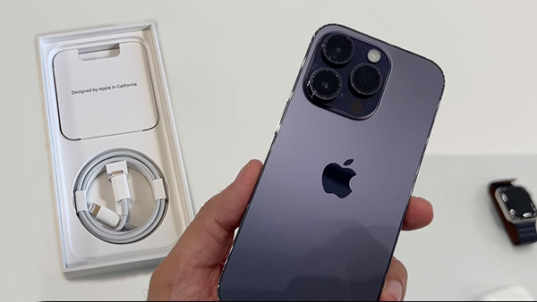 iPhone 14 Pro Max màu Tím sẽ có sắc ánh đen nhiều hơn khi chụp trong nhà và điều kiện ánh sáng yếu